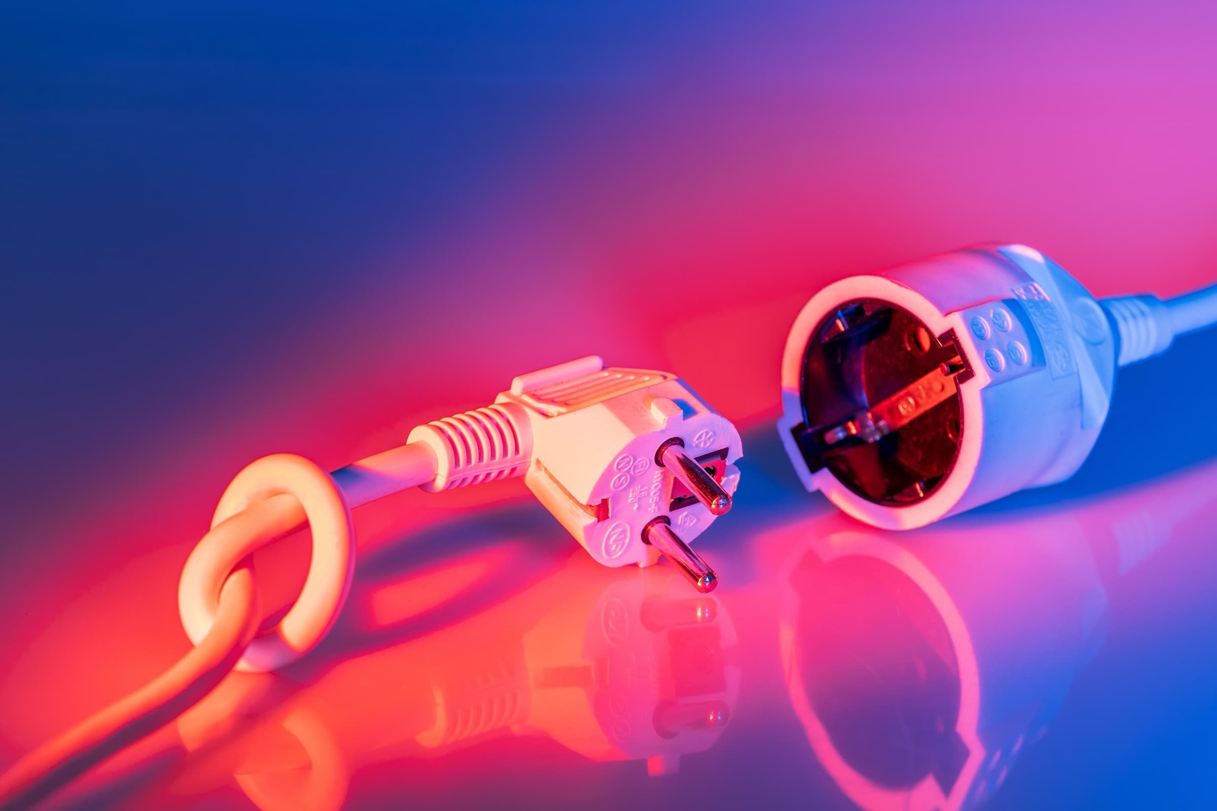 Stromstecker und Steckdose in warmem Licht